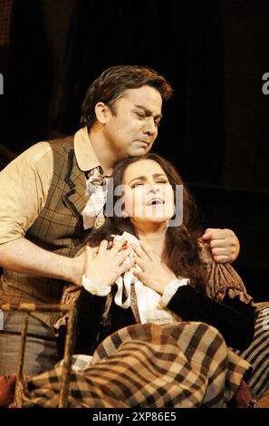 Tito Beltran (Rodolfo), Angela Gheorghiu (Mimi) dans LA BOHEME au Royal Opera, Covent Garden London WC2 17/06/2005, musique : Giacomo Puccini livret : Luigi Illica et Giuseppe Giacosa chef d'orchestre : Mark Elder design : Julia Trevelyan Oman éclairage : John Charlton réalisateur : John Copley Banque D'Images