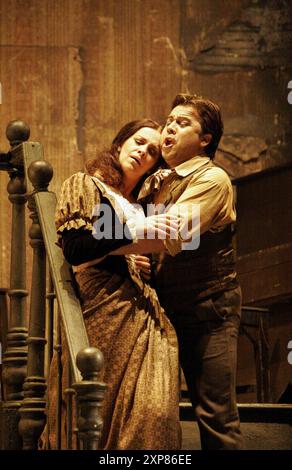 Angela Gheorghiu (Mimi), Tito Beltran (Rodolfo) dans LA BOHEME au Royal Opera, Covent Garden London WC2 17/06/2005, musique : Giacomo Puccini livret : Luigi Illica et Giuseppe Giacosa chef d'orchestre : Mark Elder design : Julia Trevelyan Oman éclairage : John Charlton réalisateur : John Copley Banque D'Images