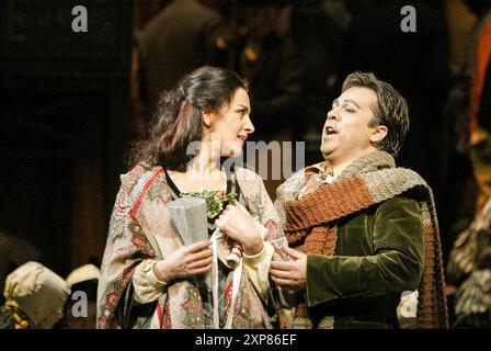 Angela Gheorghiu (Mimi), Tito Beltran (Rodolfo) dans LA BOHEME au Royal Opera, Covent Garden London WC2 17/06/2005, musique : Giacomo Puccini livret : Luigi Illica et Giuseppe Giacosa chef d'orchestre : Mark Elder design : Julia Trevelyan Oman éclairage : John Charlton réalisateur : John Copley Banque D'Images