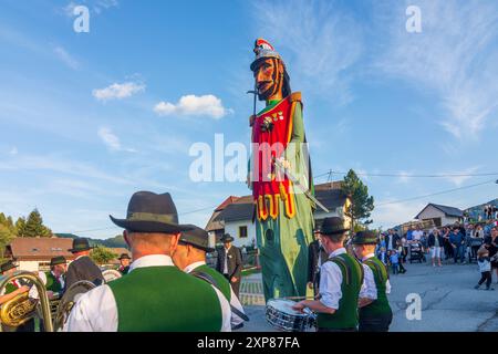 Krakau : eve of Oswaldisonntag (dimanche d'Oswald) défilé tatouage avec la figure et le groupe Samson à Krakaudorf à Murtal, Steiermark, Styrie, Autriche Banque D'Images