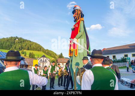 Krakau : eve of Oswaldisonntag (dimanche d'Oswald) défilé tatouage avec la figure et le groupe Samson à Krakaudorf à Murtal, Steiermark, Styrie, Autriche Banque D'Images