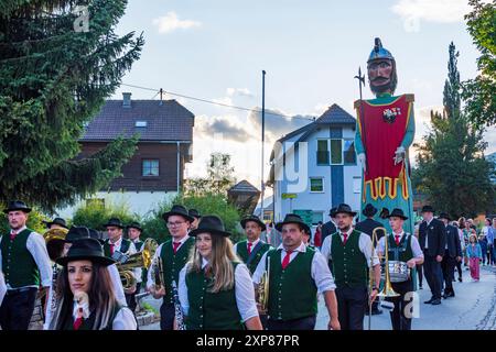 Krakau : eve of Oswaldisonntag (dimanche d'Oswald) défilé tatouage avec la figure et le groupe Samson à Krakaudorf à Murtal, Steiermark, Styrie, Autriche Banque D'Images