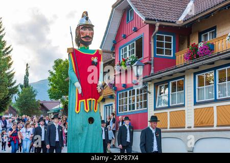 Krakau : eve of Oswaldisonntag (dimanche d'Oswald) défilé tatouage avec la figure et le groupe Samson à Krakaudorf à Murtal, Steiermark, Styrie, Autriche Banque D'Images