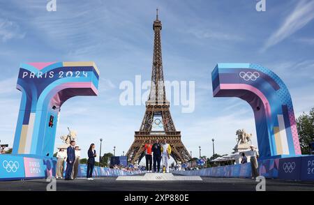 Paris, France. 04 août 2024. Jeux olympiques, Paris 2024, cyclisme, course sur route, femmes, Kristen Faulkner (M, or) des États-Unis gagne devant Marianne vos (l) des pays-Bas et Lotte Kopecky de Belgique. Crédit : Jan Woitas/dpa/Alamy Live News Banque D'Images