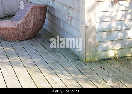 Murs en bois, sol, mobilier d'ancienne grange en bord de mer. Feuilles et tiges de roseaux. Arrière-plan pour le texte et le design. Banque D'Images