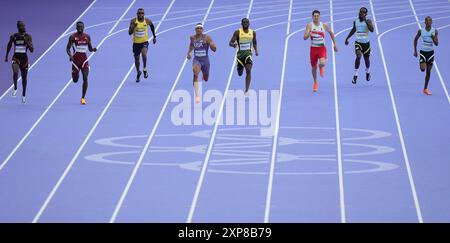 Paris, France. 4 août 2024. Michael Norman (4e l), des États-Unis, et Sean Bailey (4e R), de la Jamaïque, participent à la première ronde masculine d'athlétisme sur 400 m aux Jeux Olympiques de Paris 2024 à Paris, France, le 4 août 2024. Credit : lui Siu Wai/Xinhua/Alamy Live News Banque D'Images