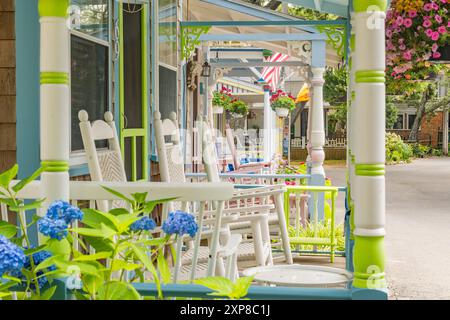 Oak Bluffs, Martha's Vineyard, ma 10 juillet 2024 : les chalets en pain d'épice peints aux couleurs vives dans le quartier historique de Camp Meeting sont un touriste populaire Banque D'Images