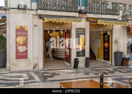 Cheesy Sheep Store Front Selling Codfhish gâteaux fourrés au fromage SerraDa Estrela (Pastel de Bacalhau), Codfish et Serra Cheese pâtisseries, 16 avril, Banque D'Images