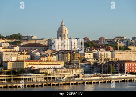 Église de Santa Engrácia et le Panthéon National à Lisbonne Portugal, également Lisbonne terminal de bateau de croisière au premier plan tôt le matin 16 avril 2024 Banque D'Images