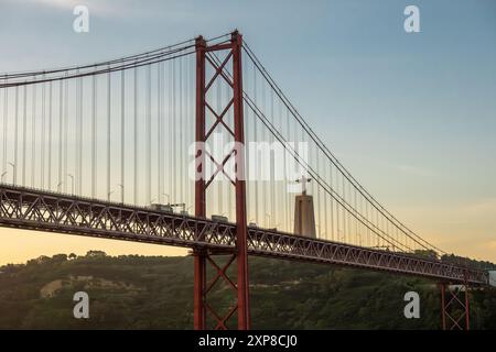 Lever du soleil Ponte 25 de Abril Pont (le 25 du Pont d'avril), Pont suspendu Lisbonne Portugal le Sanctuaire du Christ le Roi Monument Sanctuaire Shrine 16 avril 2024 Banque D'Images