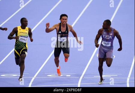 (De gauche à droite) le jamaïcain oblique Séville, le britannique Louis Hinchliffe et l’américain Noah Lyles après avoir terminé la demi-finale du 100 m au stade de France lors de la neuvième journée des Jeux Olympiques de Paris 2024 en France. Date de la photo : dimanche 4 août 2024. Banque D'Images