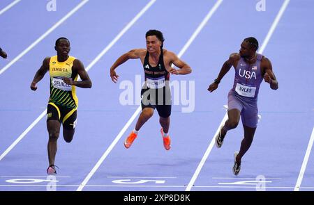 (De gauche à droite) le jamaïcain oblique Séville, le britannique Louis Hinchliffe et l’américain Noah Lyles en action lors de la demi-finale du 100 m au stade de France, la neuvième journée des Jeux Olympiques de Paris 2024 en France. Date de la photo : dimanche 4 août 2024. Banque D'Images