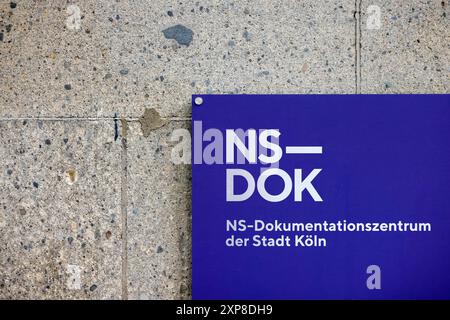 Ein Schild AM NS-DOK à Köln. DAS NS-Dokumentationszentrum der Stadt Köln ist die größte lokale Gedenkstätte für die Opfer des Nationalsozialismus in der Bundesrepublik. Die NS-Opfer-Gedenkstätte befindet sich im ehemaligen Gestapo-Hauptquartier mit Ausstellungsstücken und Kellergefängnis. Themenbild, Symbolbild Köln, 03.08.2024 NRW Deutschland *** Une pancarte au NS DOK à Cologne le NS documentation Center de la ville de Cologne est le plus grand mémorial local dédié aux victimes du national-socialisme en République fédérale d'Allemagne le NS Victims Memorial est situé dans l'ancienne Gestapo Headqua Banque D'Images