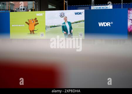 Plakate für WDR-formate an der Baustelle für das neue WDR-Filmhaus in der Kölner Innenstadt. UM die Finanzierung des öffentlich-rechtlichen Rundfunks tobt eine hitzige Debatte. Nun will der Sender Designer-Möbel für sein Filmhaus anschaffen, die mit bis zu 4500,- Euro pro Designer-Sessel beziffert sind. Themenbild, Symbolbild Köln, 03.08.2024 NRW Deutschland *** affiches pour les formats WDR sur le chantier de construction du nouveau WDR Filmhaus dans le centre-ville de Cologne Un débat animé fait rage sur le financement de la radiodiffusion publique maintenant que le diffuseur veut acheter du mobilier design pour son film Banque D'Images