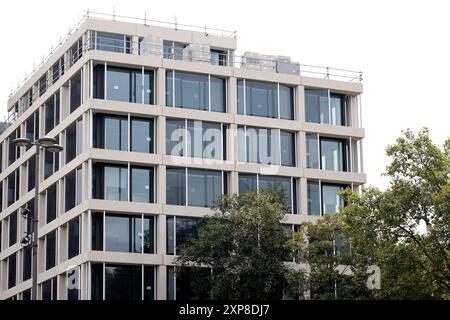 Die Baustelle für das neue WDR-Filmhaus in der Kölner Innenstadt. UM die Finanzierung des öffentlich-rechtlichen Rundfunks tobt eine hitzige Debatte. Nun will der Sender Designer-Möbel für sein Filmhaus anschaffen, die mit bis zu 4500,- Euro pro Designer-Sessel beziffert sind. Themenbild, Symbolbild Köln, 03.08.2024 NRW Deutschland *** le chantier de construction du nouveau WDR Filmhaus dans le centre-ville de Cologne Un débat animé fait rage sur le financement de la radiodiffusion publique maintenant que le diffuseur veut acheter du mobilier design pour sa maison de cinéma, ce qui est estimé à 4 500 euros par de Banque D'Images