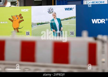 Plakate für WDR-formate an der Baustelle für das neue WDR-Filmhaus in der Kölner Innenstadt. UM die Finanzierung des öffentlich-rechtlichen Rundfunks tobt eine hitzige Debatte. Nun will der Sender Designer-Möbel für sein Filmhaus anschaffen, die mit bis zu 4500,- Euro pro Designer-Sessel beziffert sind. Themenbild, Symbolbild Köln, 03.08.2024 NRW Deutschland *** affiches pour les formats WDR sur le chantier de construction du nouveau WDR Filmhaus dans le centre-ville de Cologne Un débat animé fait rage sur le financement de la radiodiffusion publique maintenant que le diffuseur veut acheter du mobilier design pour son film Banque D'Images