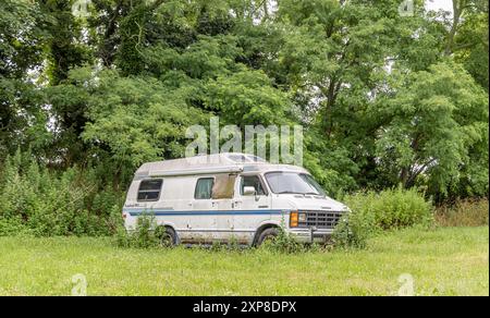 Un vieux camping-car Dodge Ram 350 abandonné Banque D'Images