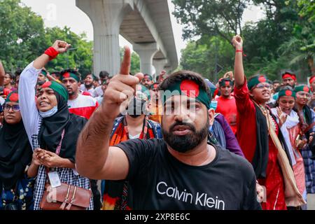 Dhaka, Bangladesh. 4 août 2024. Des étudiants crient un slogan alors qu'ils participent à une manifestation pendant la première journée du mouvement de non-coopération à la sculpture commémorative Raju, campus de l'Université de Dhaka, à Dhaka, Bangladesh, le 4 août 2024. Les organisateurs du mouvement étudiant anti-discrimination réclament la démission du gouvernement actuel. (Crédit image : © Suvra Kanti Das/ZUMA Press Wire) USAGE ÉDITORIAL SEULEMENT! Non destiné à UN USAGE commercial ! Banque D'Images