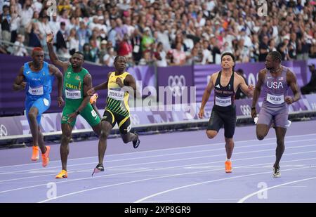 Paris, France. 04 août 2024. Séville oblique de Jamaïque (3e l) franchit la ligne d'arrivée pour remporter une demi-finale masculine du 100 m devant le finisseur de la deuxième place Noah Lyles des États-Unis au stade de France lors de la compétition d'athlétisme des Jeux Olympiques de Paris 2024 à Paris, France, le dimanche 4 août 2024. Photo de Pat Benic/UPI crédit : UPI/Alamy Live News Banque D'Images