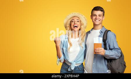 Joyful couple holding passeport avec billets et de célébrer l'obtention des visas Banque D'Images