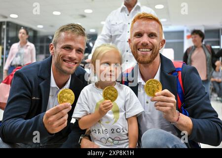 Prague, République tchèque. 04 août 2024. Les rameurs tchèques Jiri Simanek (à gauche) et Miroslav Vrastil (à droite) posent avec des médailles en chocolat qu’ils ont reçues à leur arrivée des Jeux Olympiques de Paris, le 4 août 2024, à Prague, en République tchèque. Crédit : Michaela Rihova/CTK photo/Alamy Live News Banque D'Images