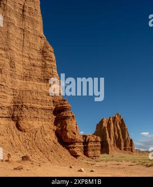 Ciel bleu profond au-dessus de Temple de la Lune avec Temple du Soleil au loin dans le parc national de Capitol Reef Banque D'Images