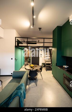 Ce studio moderne comprend une chambre en mezzanine. Cuisine élégante parfaitement connectée à un salon confortable, parfait petit espace de vie. Petit et Mo Banque D'Images