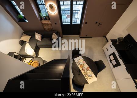 Ce studio moderne comprend une chambre en mezzanine. Cuisine élégante parfaitement connectée à un salon confortable, parfait petit espace de vie. Petit et Mo Banque D'Images