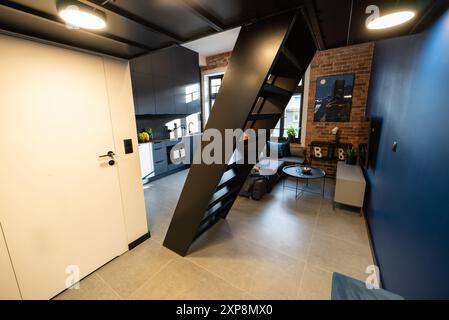 Ce studio moderne comprend une chambre en mezzanine. Cuisine élégante parfaitement connectée à un salon confortable, parfait petit espace de vie. Petit et Mo Banque D'Images