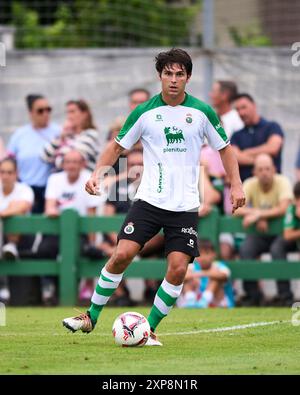 Inigo Gomeza du Real Racing Club avec le ballon lors du match amical entre Real Racing Club et SD Amorebieta au stade El Pilar le 03 août, Banque D'Images