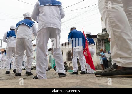 Salvador, Bahia, Brésil - 03 août 2024 : les membres du groupe culturel Cheganca et Marujada sont vus chanter et danser pendant un défilé dans la CIT Banque D'Images