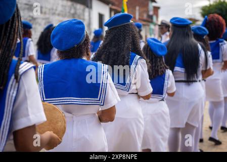 Salvador, Bahia, Brésil - 03 août 2024 : les membres du groupe culturel Cheganca et Marujada sont vus chanter et danser pendant un défilé dans la CIT Banque D'Images