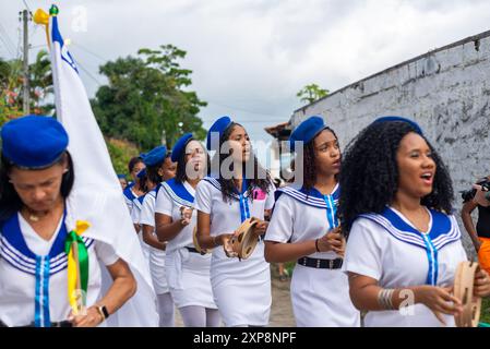 Salvador, Bahia, Brésil - 03 août 2024 : les membres du groupe culturel Cheganca et Marujada sont vus chanter et danser pendant un défilé dans la CIT Banque D'Images