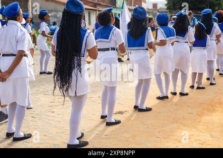 Salvador, Bahia, Brésil - 03 août 2024 : les membres du groupe culturel Cheganca et Marujada sont vus chanter et danser pendant un défilé dans la CIT Banque D'Images