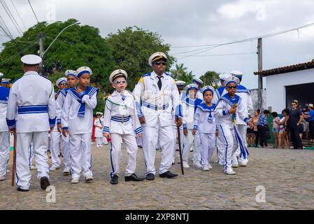 Salvador, Bahia, Brésil - 03 août 2024 : les membres du groupe culturel Cheganca et Marujada sont vus chanter et danser pendant un défilé dans la CIT Banque D'Images