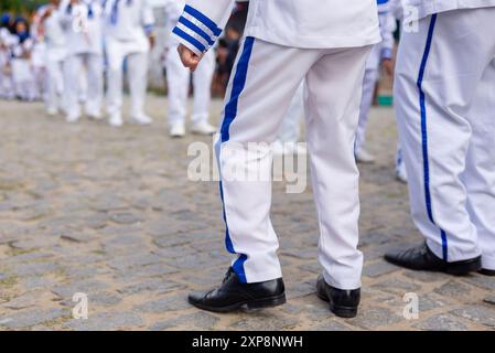 Salvador, Bahia, Brésil - 03 août 2024 : les membres du groupe culturel Cheganca et Marujada sont vus chanter et danser pendant un défilé dans la CIT Banque D'Images