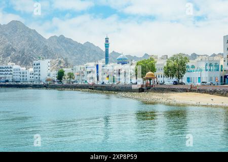 Mutrah promenade panorama de rue avec baie de mer au premier plan, Muscat, sultanat Oman Banque D'Images