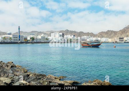 Mutrah promenade panorama avec baie et bateau traditionnel boutre ancré, Muscat, sultanat Oman Banque D'Images