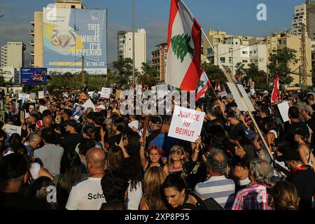 Beyrouth, Beyrouth, Liban. 4 août 2024. Une banderole qui lit Ã¢â‚¬Å“Justice pour BeirutÃ¢â‚¬Â, est hissée par les manifestants lors d’une marche pour marquer le 4e anniversaire de l’explosion massive du port de Beyrouth le 4 août 2020 qui a tué plus de 200 personnes et blessé plus de 6 000 personnes. Dimanche, l’anniversaire de l’explosion portuaire survient alors que la région se prépare à des représailles après qu’une frappe israélienne a tué un commandant en chef du Hezbollah à Beyrouth et qu’une explosion à Téhéran, largement blâmée sur Israël, a tué le dirigeant du Hamas Ismail Haniyeh. (Crédit image : © Marwan Naamani/ZUMA Press Wire) USAGE ÉDITORIAL SEULEMENT! Pas pour Commerc Banque D'Images