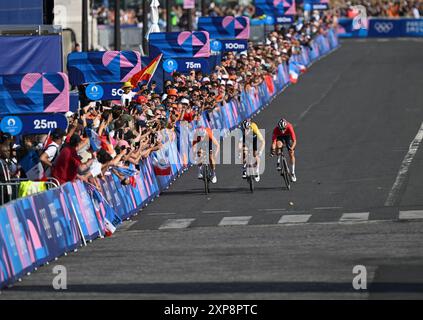 Paris, France. 4 août 2024. Marianne vos (G) des pays-Bas et Lotte Kopecky (C) de Belgique roulent vers la ligne d'arrivée lors de la course féminine sur route cycliste sur route aux Jeux Olympiques de Paris 2024 à Paris, France, le 4 août 2024. Crédit : HU Huhu/Xinhua/Alamy Live News Banque D'Images