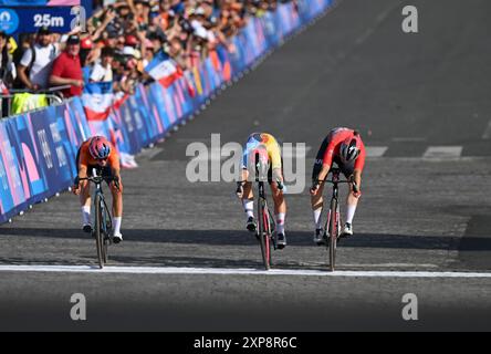 Paris, France. 4 août 2024. Marianne vos (G), des pays-Bas, et Lotte Kopecky (C), de Belgique, passent la ligne d'arrivée lors de la course féminine de cyclisme sur route aux Jeux Olympiques de Paris 2024 à Paris, France, le 4 août 2024. Crédit : HU Huhu/Xinhua/Alamy Live News Banque D'Images