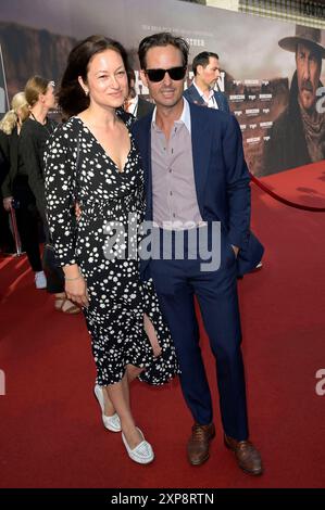 Tom Schilling mit Ehefrau Annie Mosebach BEI der Deutschlandpremiere des Kinofilms 'Horizon' im Zoo Palast. Berlin, 04.08.2024 Banque D'Images