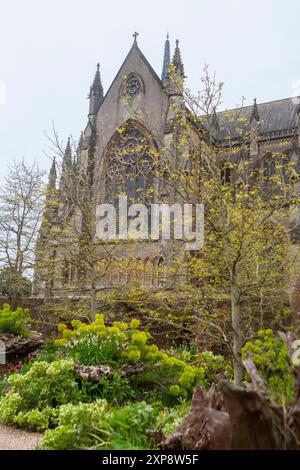 Cathédrale notre-Dame d'Arundel et Saint Philip Howard, vues depuis les jardins du château d'Arundel, West Sussex, Angleterre, Royaume-Uni Banque D'Images