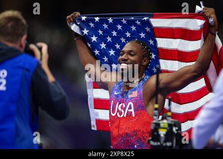 PARIS, FRANCE. 4 août 2024. Noah Lyles, de Team United States, célèbre avoir remporté la finale du 100 m masculin le neuvième jour des Jeux Olympiques de Paris 2024 au stade de France, Paris, France. Crédit : Craig Mercer/Alamy Live News Banque D'Images