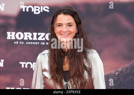 Katja von Garnier BEI der Horizon film Premiere AM 4.08.2024 à Berlin Horizon Filmpremiere à Berlin mit Kevin Costner *** Katja von Garnier à l'avant-première du film Horizon le 4 08 2024 à Berlin avant-première du film Horizon à Berlin avec Kevin Costner Banque D'Images