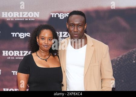 Rosina Kaleab und Jerry Kwarteng BEI der Horizon film Premiere AM 4.08.2024 à Berlin Horizon Filmpremiere à Berlin mit Kevin Costner *** Rosina Kaleab et Jerry Kwarteng à l'avant-première du film Horizon le 4 08 2024 à Berlin avant-première du film Horizon à Berlin avec Kevin Costner Banque D'Images