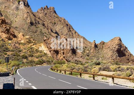 Vue de la route à travers le paysage volcanique du parc national du Teide sur Tenerife. Îles Canaries, Espagne Banque D'Images