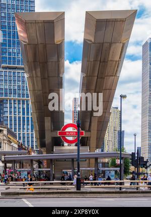 Londres, Royaume-Uni - 25 juin 2024 : gare routière moderne London Vauxhall dans un cadre urbain avec un design unique de canopée et une ville animée en toile de fond. Banque D'Images