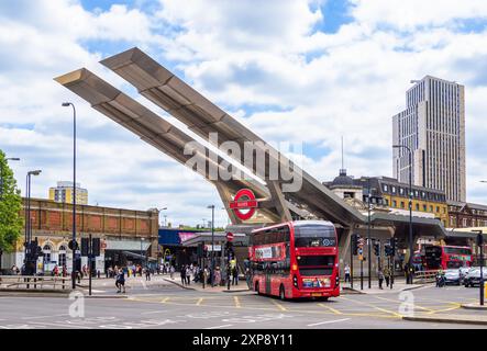 Londres, Royaume-Uni - 25 juin 2024 : gare routière moderne London Vauxhall dans un cadre urbain avec un design unique de canopée et une ville animée en toile de fond. Banque D'Images