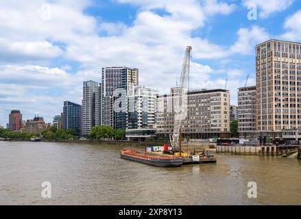 Londres, Royaume-Uni - 25 juin 2024 : quartier de Londres Vauxhall, bâtiments résidentiels modernes le long de la Tamise, site de travail sur la rivière Banque D'Images